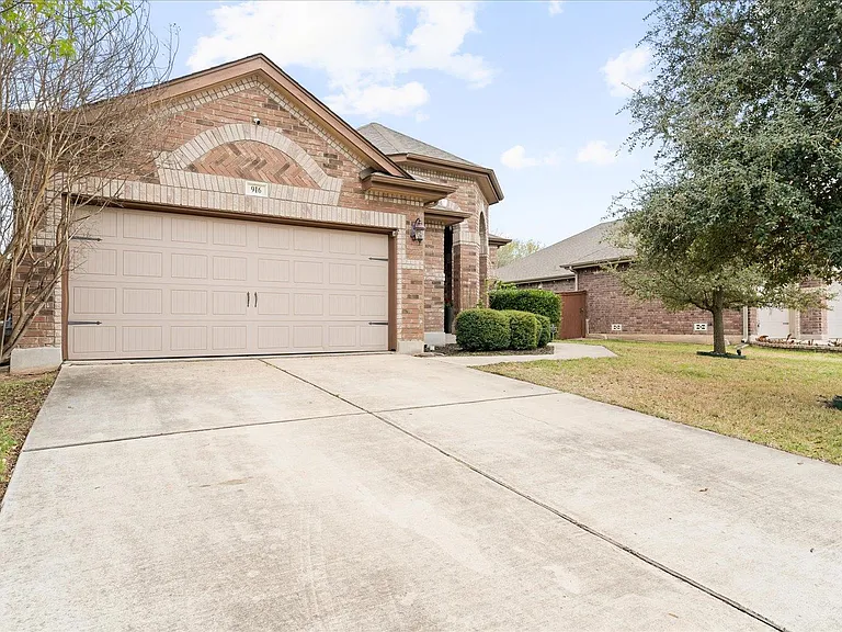 916 Easton Dr — Photo 5