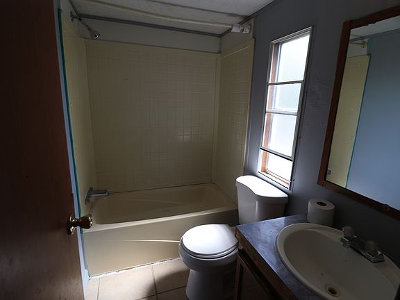 4th image of 2047 Greenway St #8