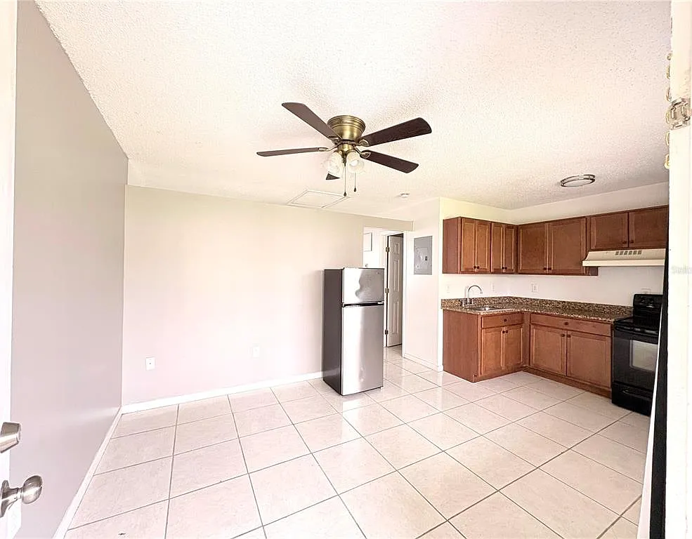 1 bed, 1.0 bath, 1696 sqft, $1,300 — Photo 3