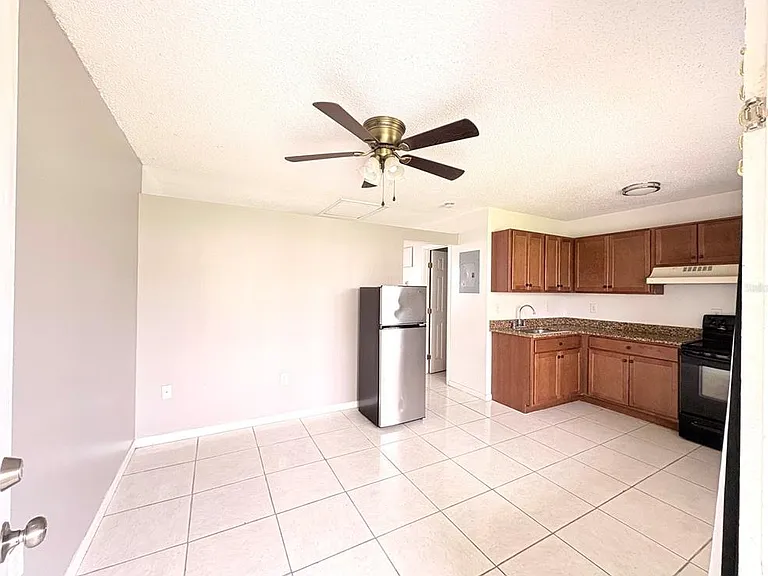 1106 E South St #2 — Photo 3