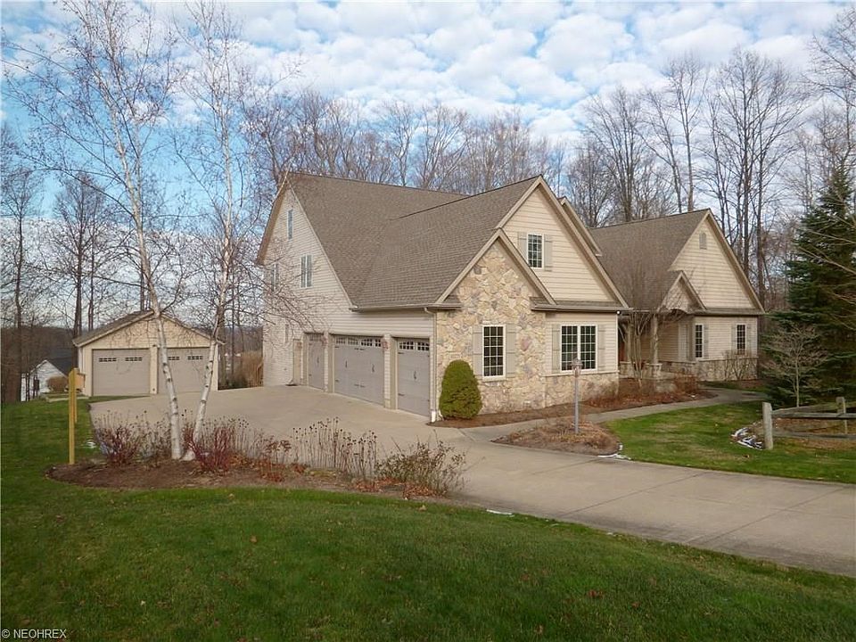 FABULOUS HOME WITH 5,268 SQ FT, FINISHED LOWER LEVEL IN-LAW SUITE AND SIX CAR GARAGE. 4 ATTACHED AND 2 CAR DETACHED