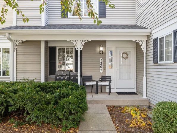 1205 Sandhurst Ln, South Elgin, IL 60177