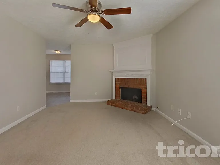 936 Edgewood Ln — Photo 4