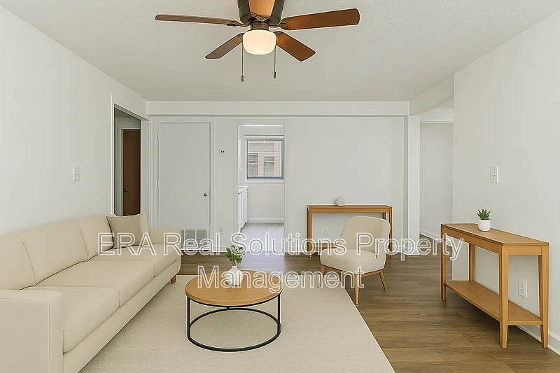 4 bed, 1.0 bath — Photo 4