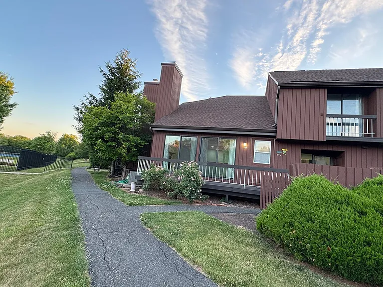 25 Bloomingdale Dr #4B — Photo 1