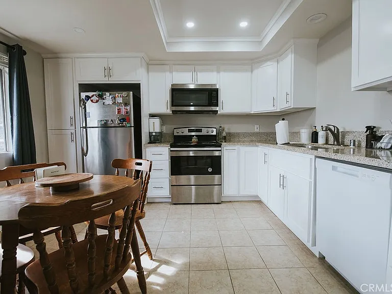 1554 Border Ave — Photo 2