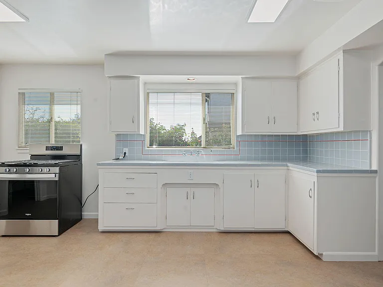 2120 State St — Photo 10