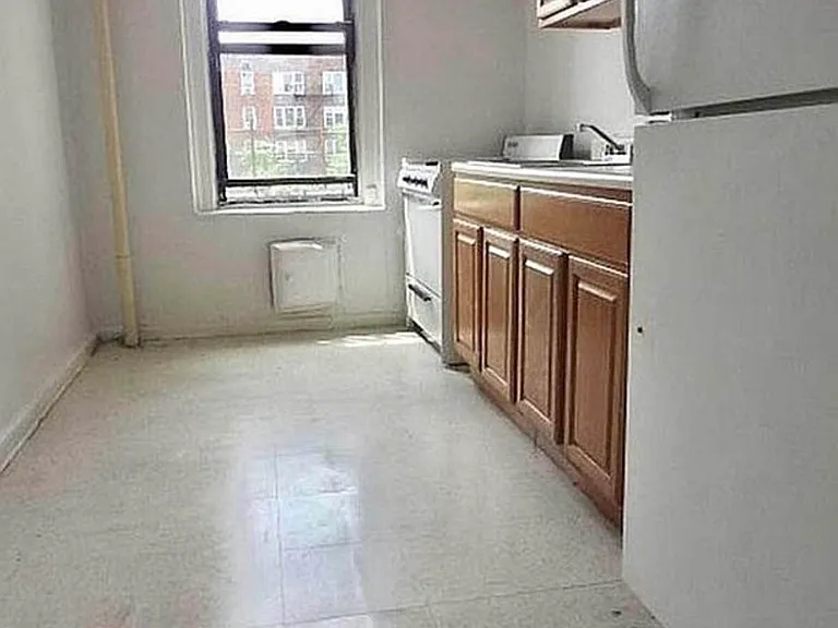 2500 Webb Ave #8 — Photo 3