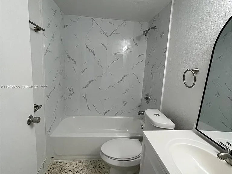 142 SW 18th Ave #19 — Photo 15