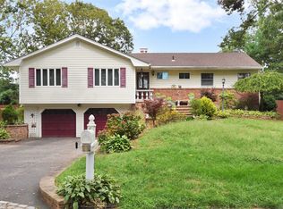 27 Sunflower Dr, Hauppauge, NY 11788