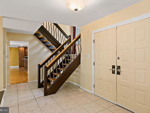 3rd image of 14 Essex Ct