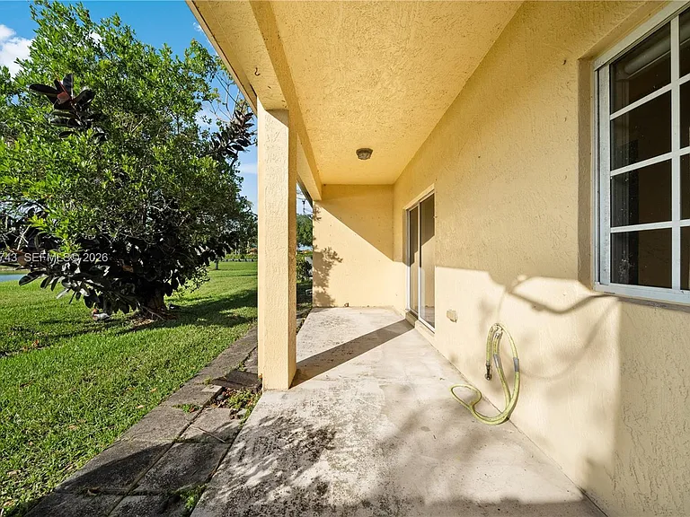 3393 NE 11th Dr — Photo 5
