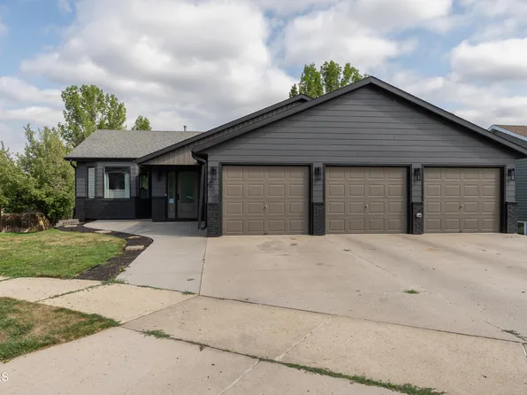910 20th St SE, Mandan, ND 58554