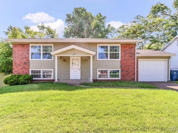 1330 Glenmeade Dr, Maryland Heights, MO 63043