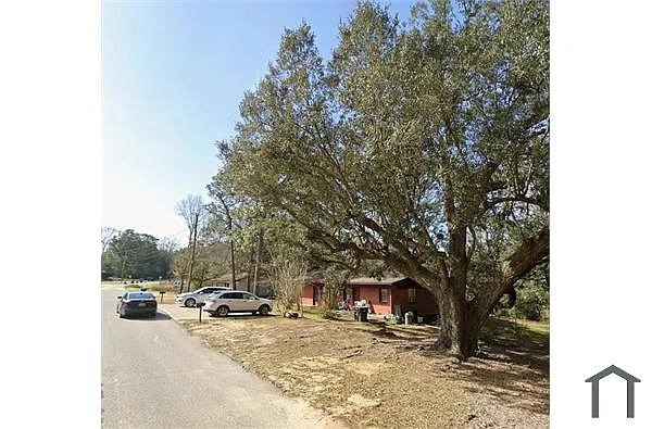 Building Photo - 1221 Lake Dr #38