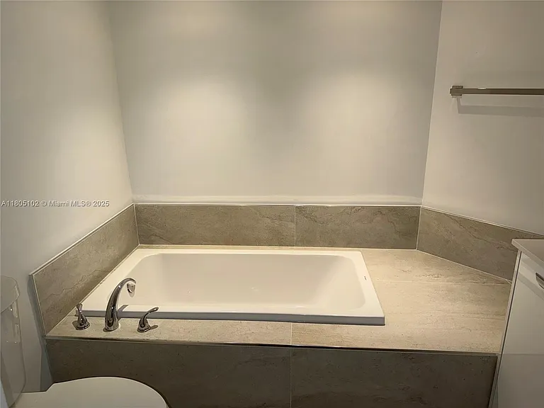 1000 W Island Blvd #2412 — Photo 23