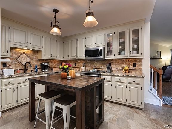 2nd image of 3511 Sherwood Bluff Pl
