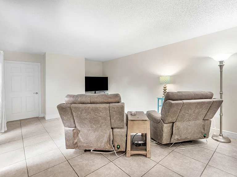1024 10th Ln — Photo 6
