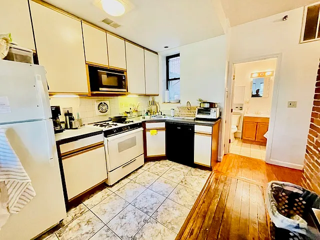 492 Commercial St #2 — Photo 6