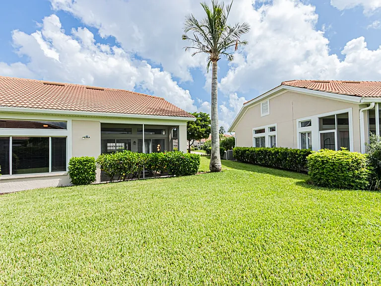 12855 Devonshire Lakes Cir — Photo 41