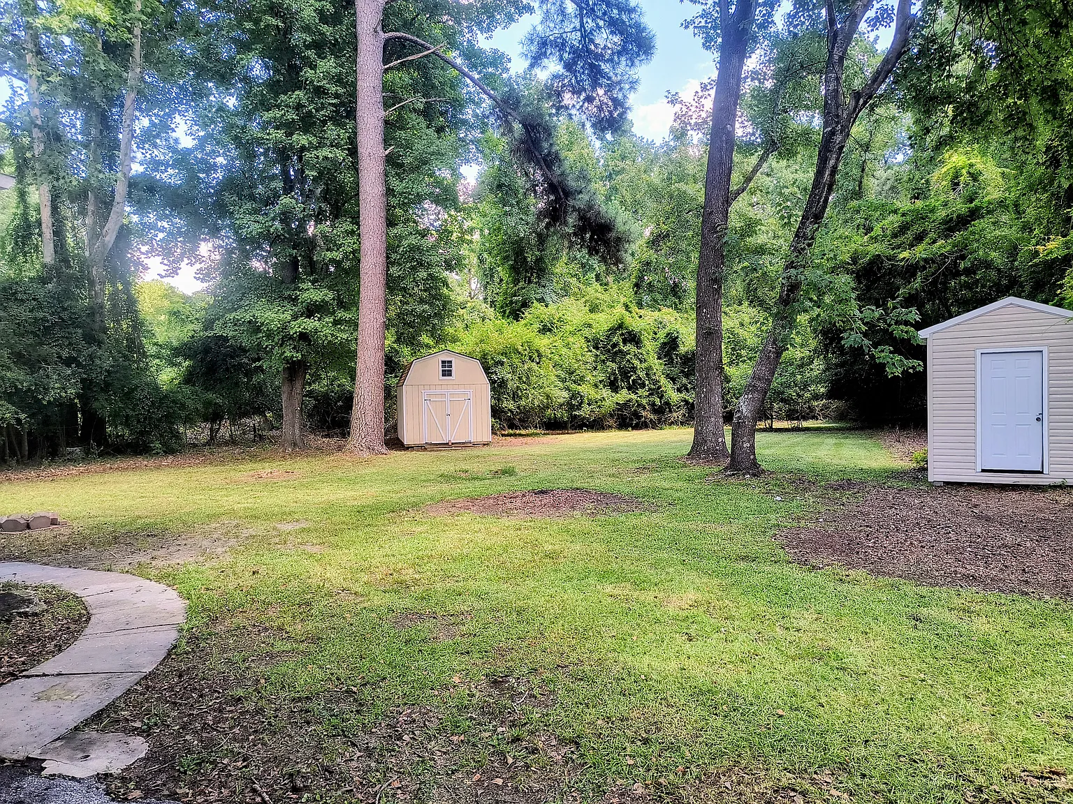 4 bed, 1299 sqft, $1,875 — Photo 2