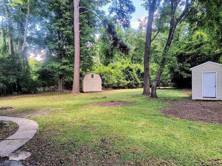 504 Clyde Dr — Photo 2