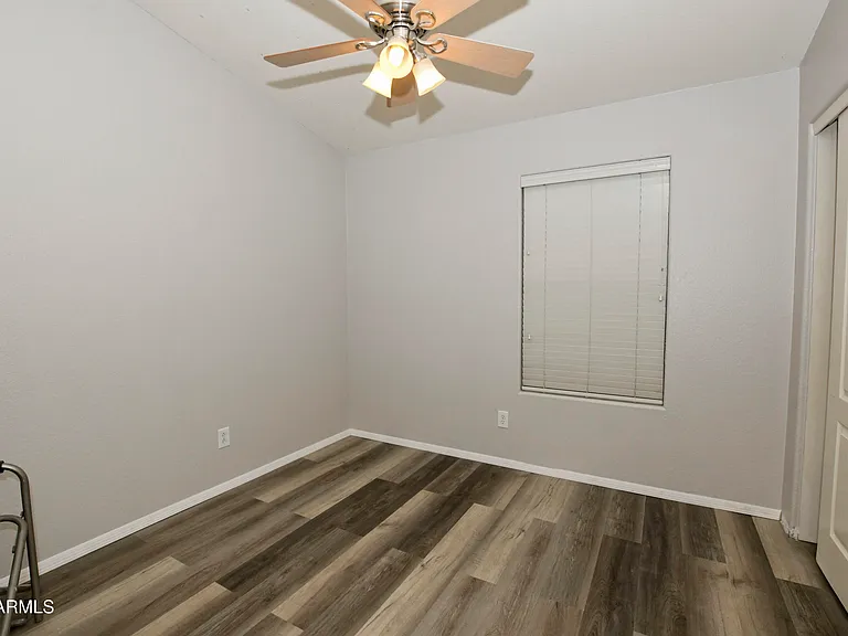 10221 W Daley Ln — Photo 2
