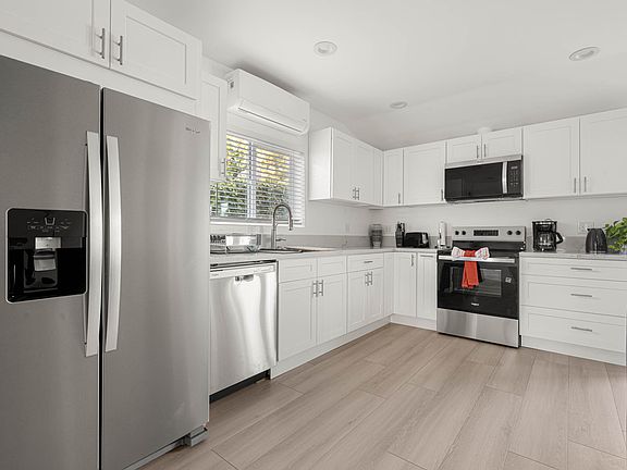 5th image of 22309 Leadwell St #1