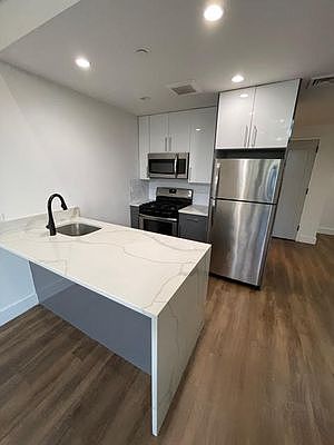 4th image of 131 Alexander Ave #2A