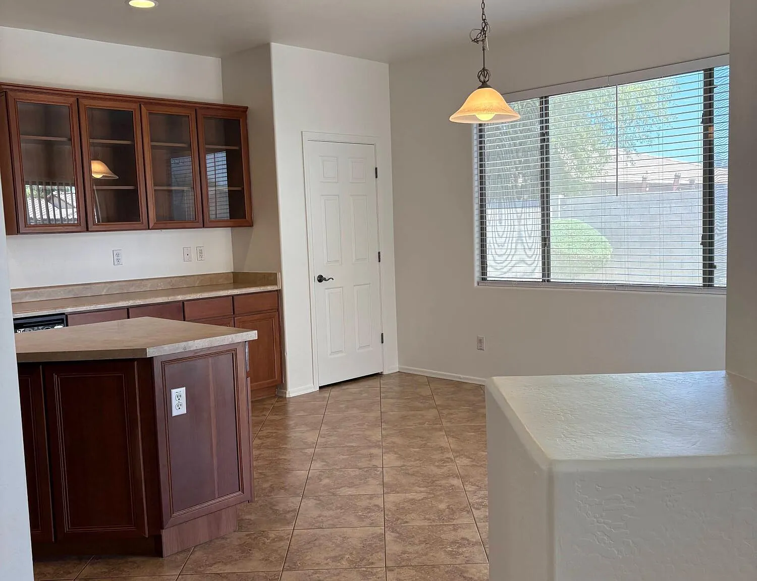 3 bed, 2.0 bath, 1637 sqft, $2,300 — Photo 3