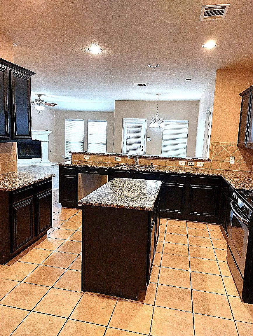 3 bed, 1873 sqft, $2,150 — Photo 2