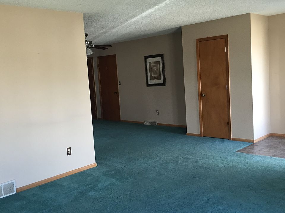 2nd image of 611 S Broadway Ave