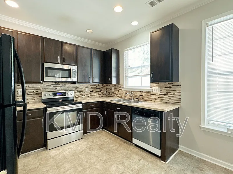3 bed, 2.5 bath, $1,995 — Photo 4