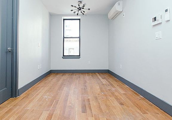 5th image of 996 Willoughby Ave APT 1