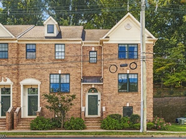 32 Bloomfield Ave