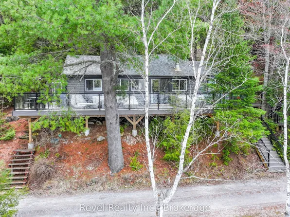 1129 Lakeshore Rd, Highlands East, ON K0M 1R0