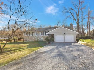 2 Woodcut Ln, Sands Pt, NY
