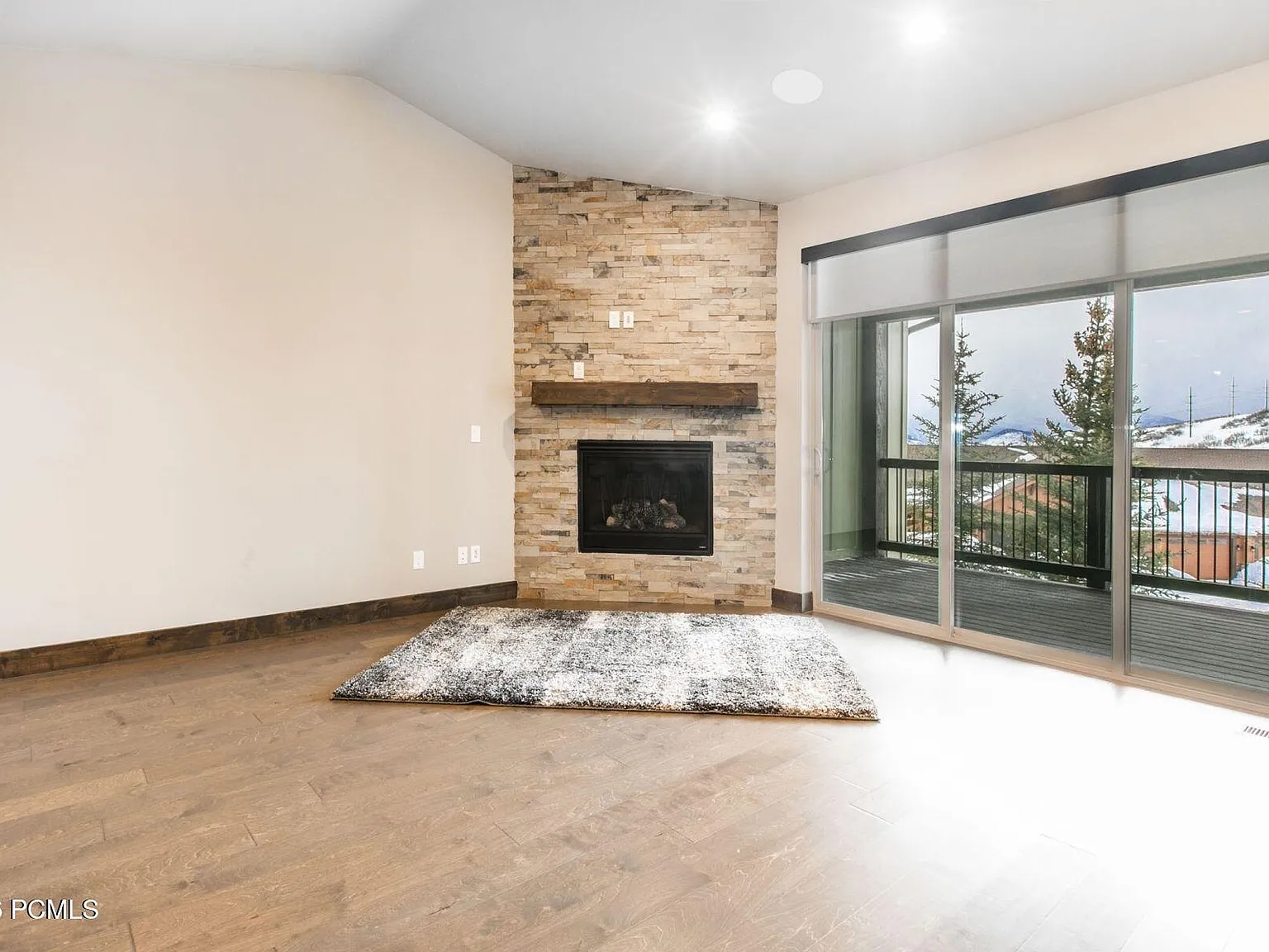 3 bed, 2.5 bath, 2494 sqft, $4,400 — Photo 3