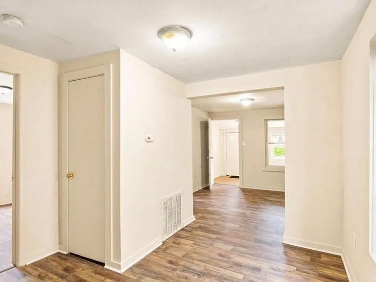 439 West Ln — Photo 4