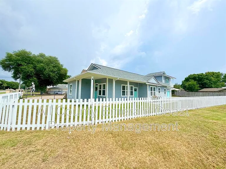 722 Kelly St — Photo 8