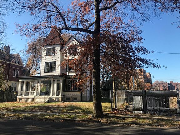 3rd image of 11 Hawthorne Ave