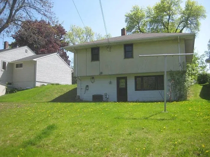 4 bed, 2000 sqft, $1,895 — Photo 2