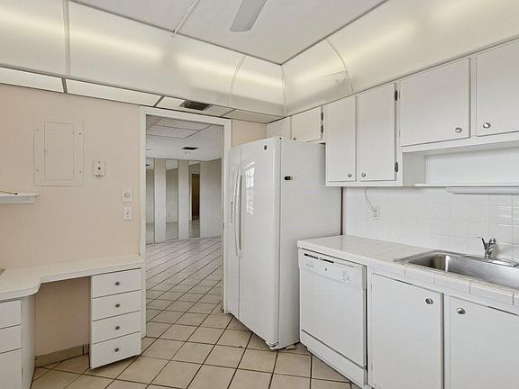 4th image of 3960 Oaks Clubhouse Drive #502