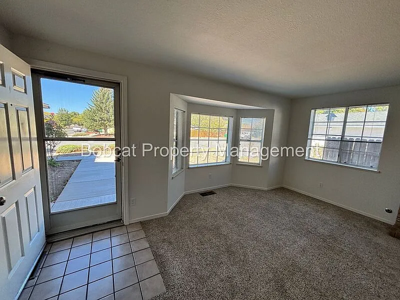 3 bed, 2.0 bath, 1360 sqft, $2,595 — Photo 4