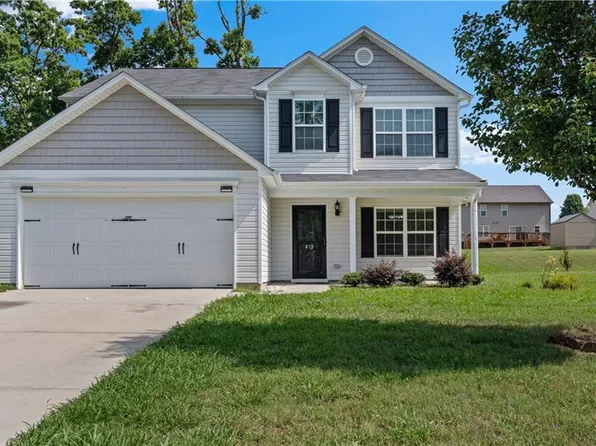 813 Leach Ave, Thomasville, NC 27360