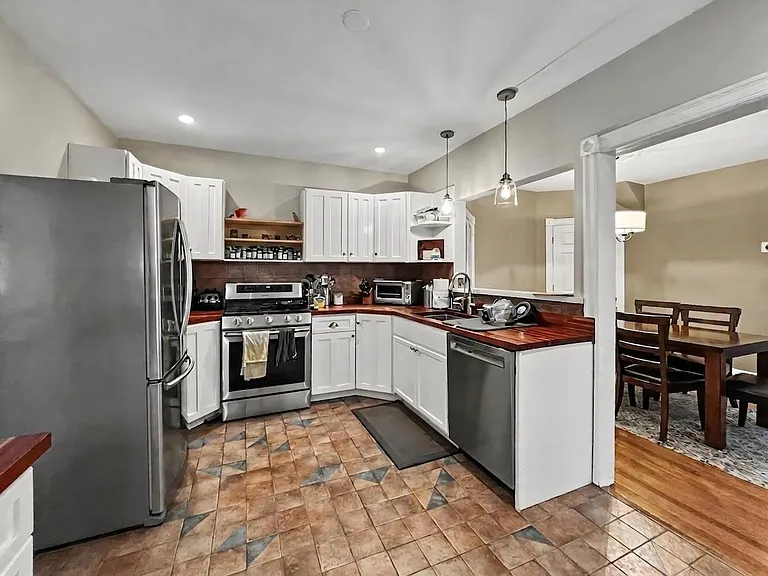 1039 Rees Ave — Photo 4