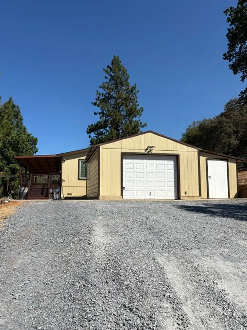 Beautiful 3 Bedroom 2 Bathroom Home in Country Setting — Photo 1