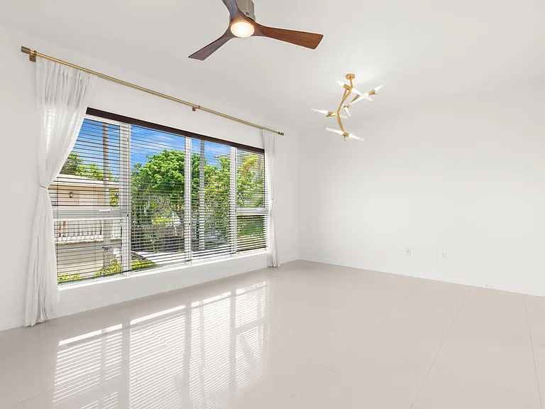 622 NE 10th Ave — Photo 7