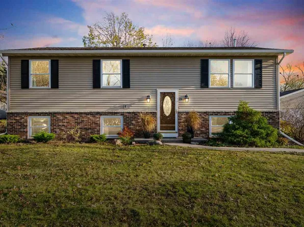 20 Kinson Ct, Robins, IA 52328