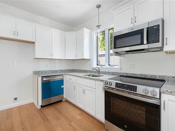 5th image of 18 Wentworth St